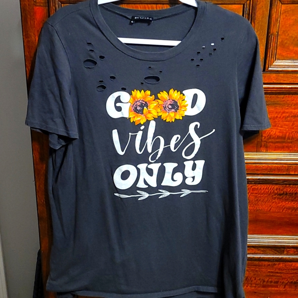 🩶Women's sz large distressed T-shirt. Good Vibes Only!!💛